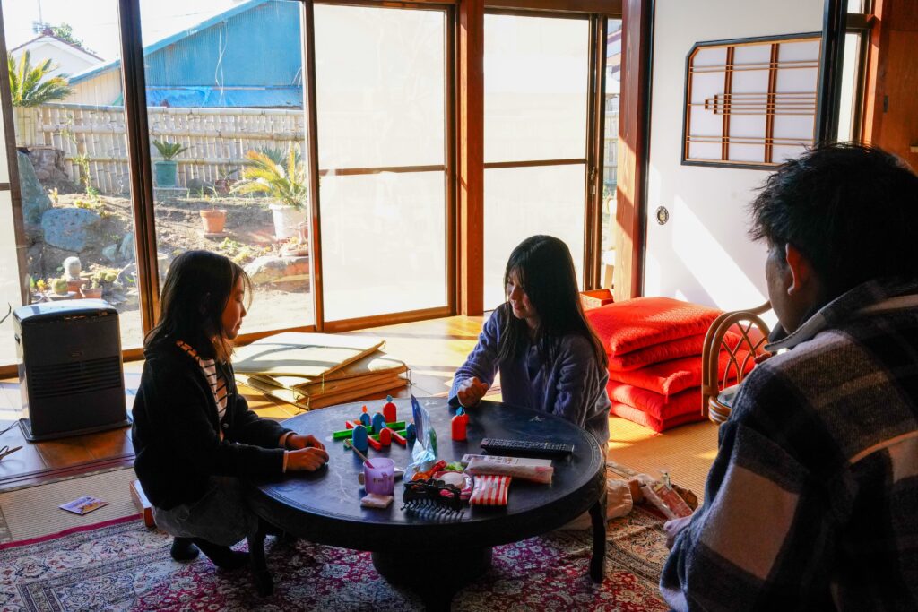 リビングで昔遊びをしている子供たち